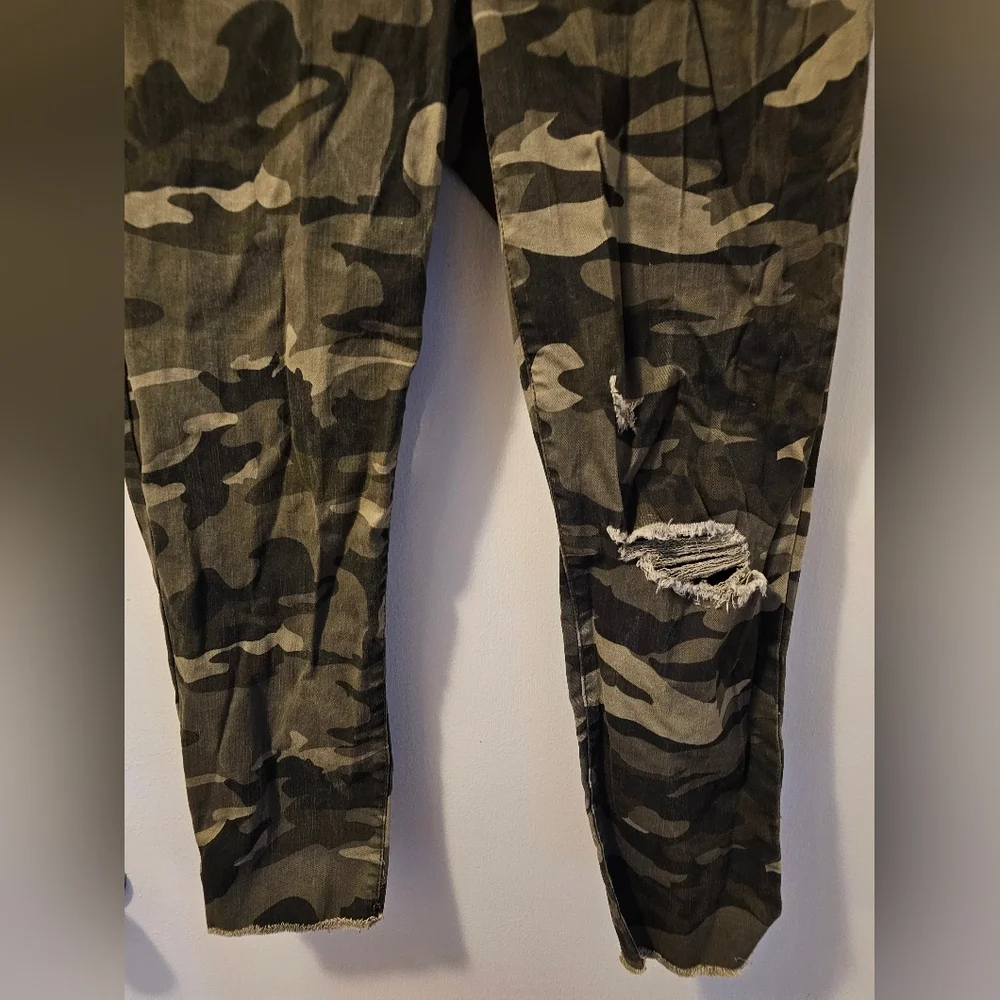 REWASH Camouflage Crop Jeans Distressed Raw Hem Classic Rise Women's Size 7/28